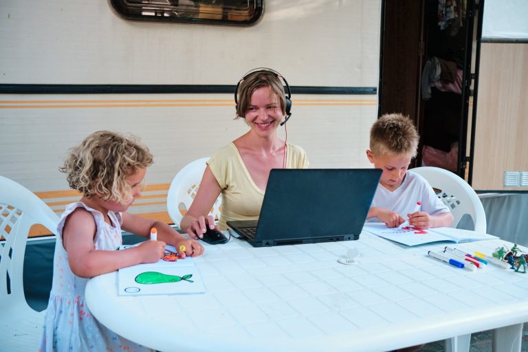 Caravaning jako forma edukacji domowej – nauka w trasie