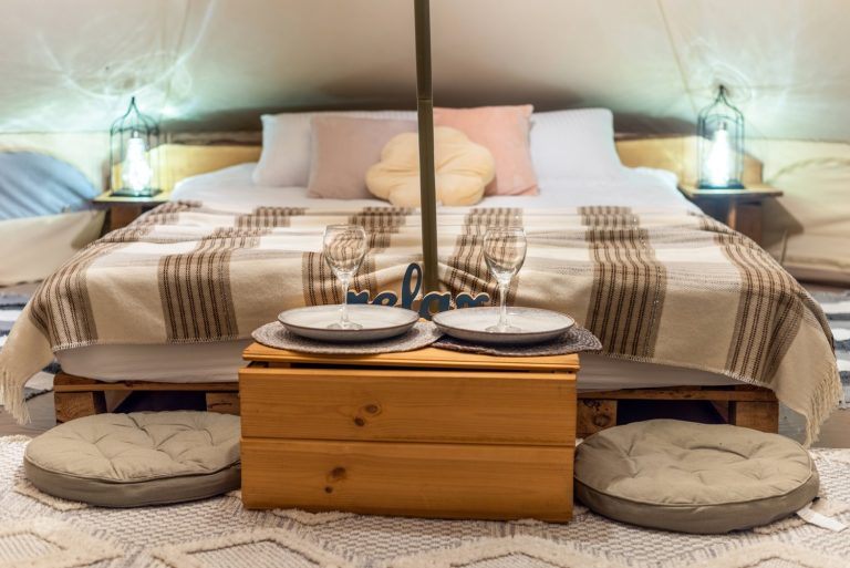 Kemping w stylu glamping – jak podnieść standard wypoczynku