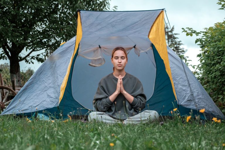 Mindfulness na kempingu – jak odpoczywać świadomie