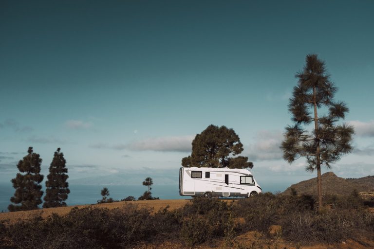 Minimalizm w caravaningu – jak podróżować z tym co niezbędne