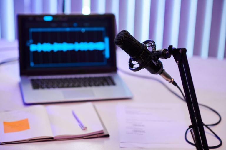 Podcasty o caravaningu – jak zacząć własną audycję