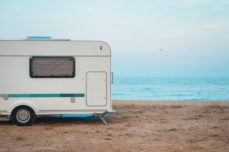 Ile kosztuje tydzień nad morzem z przyczepą? Realny rachunek 2026