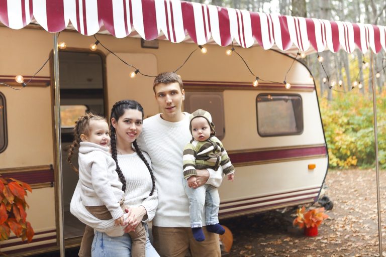 Przyczepa kempingowa czy hotel – co wychodzi taniej na wakacjach z rodziną